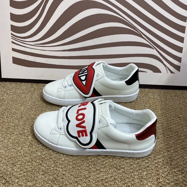 Gucci kisses red lips in white shoes | Supeerbuy Spreadsheet