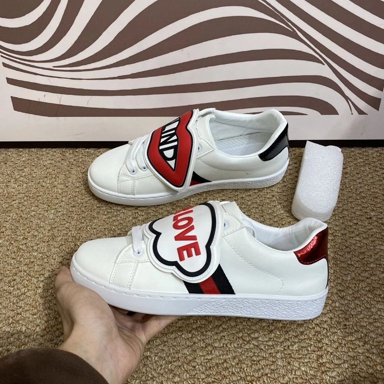 Gucci kisses red lips in white shoes | Supeerbuy Spreadsheet