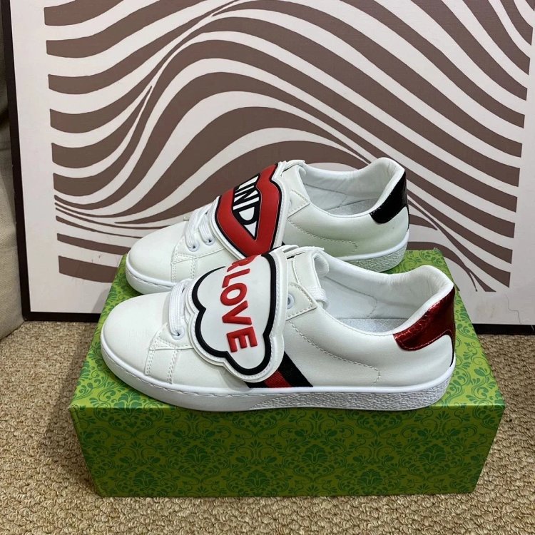 Gucci kisses red lips in white shoes | Supeerbuy Spreadsheet