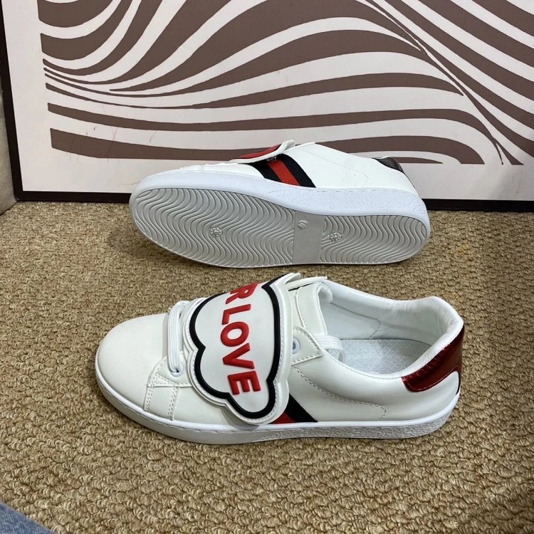 Gucci kisses red lips in white shoes | Supeerbuy Spreadsheet