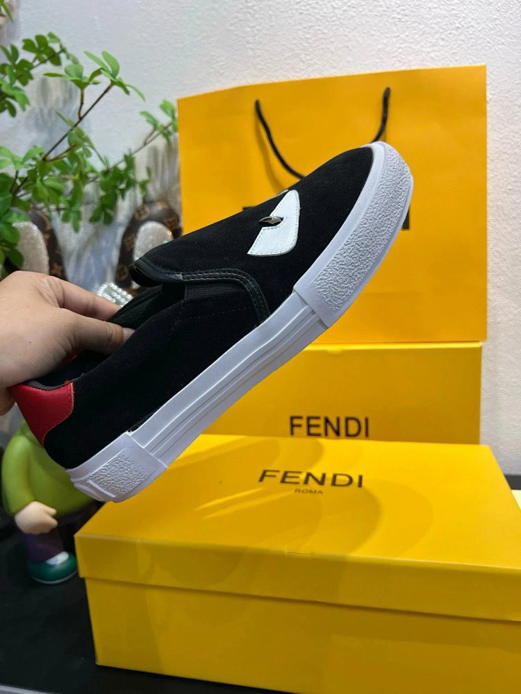 Fendi Monster stomps on board shoes with one foot | Supeerbuy Spreadsheet