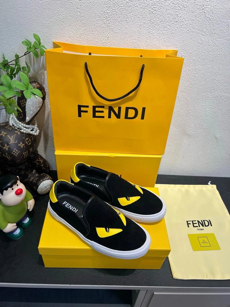 Fendi Monster stomps on board shoes with one foot | Supeerbuy Spreadsheet