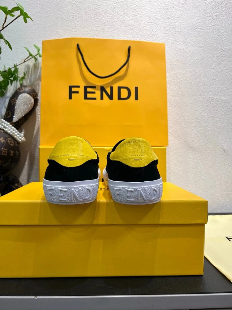 Fendi Monster stomps on board shoes with one foot | Supeerbuy Spreadsheet