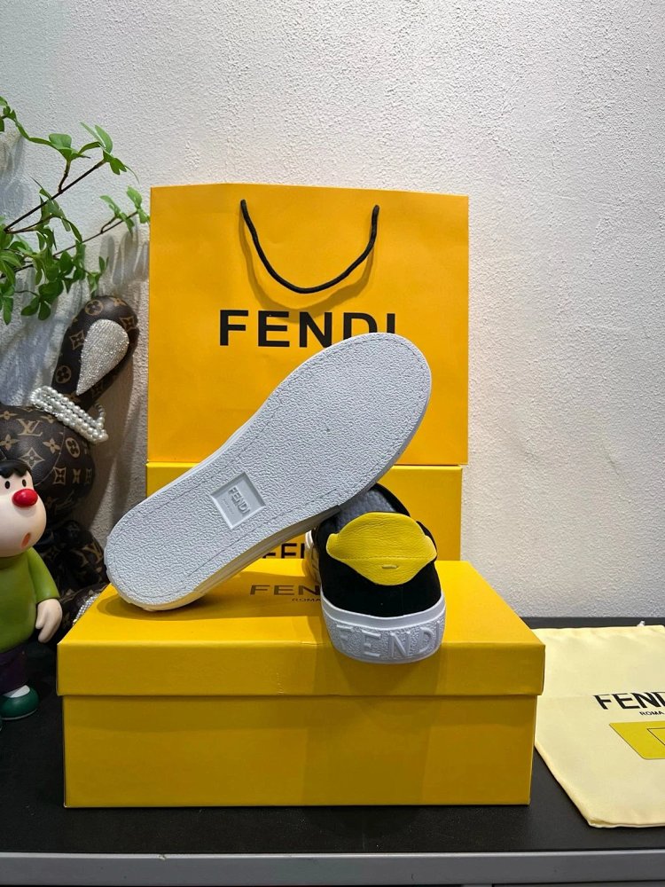 Fendi Monster stomps on board shoes with one foot | Supeerbuy Spreadsheet