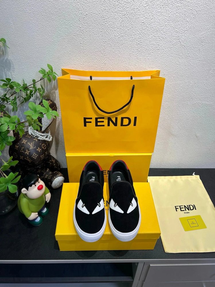 Fendi Monster stomps on board shoes with one foot | Supeerbuy Spreadsheet