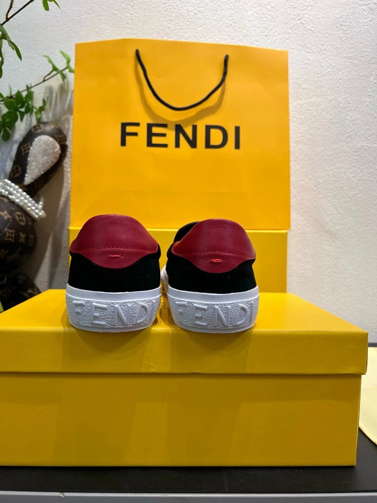 Fendi Monster stomps on board shoes with one foot | Supeerbuy Spreadsheet