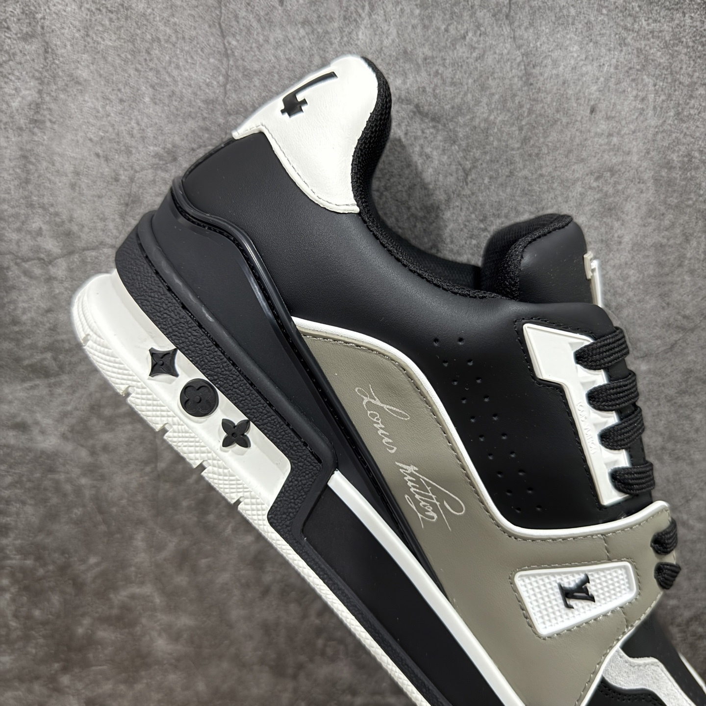 Louis Vuitton Trainer Sneaker T538010 | Supeerbuy Spreadsheet