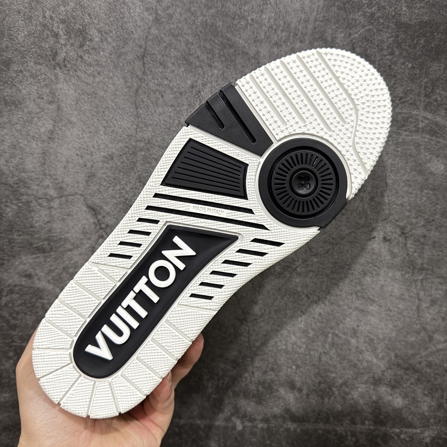 Louis Vuitton Trainer Sneaker T538010 | Supeerbuy Spreadsheet